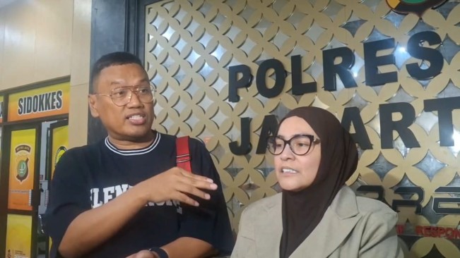 Uya Kuya dan Astrid Kuya ditemui di Polres Metro Jakarta Timur. [FTNews.co.id]